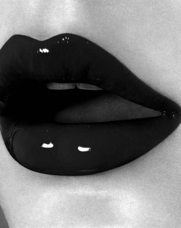 Image of lips in black and white